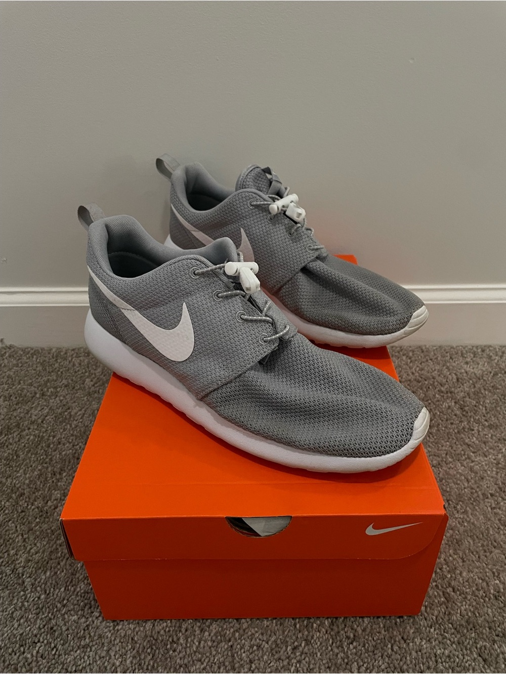 Nike Men's Gray Roshe Run Lightweight Sneakers Size 10